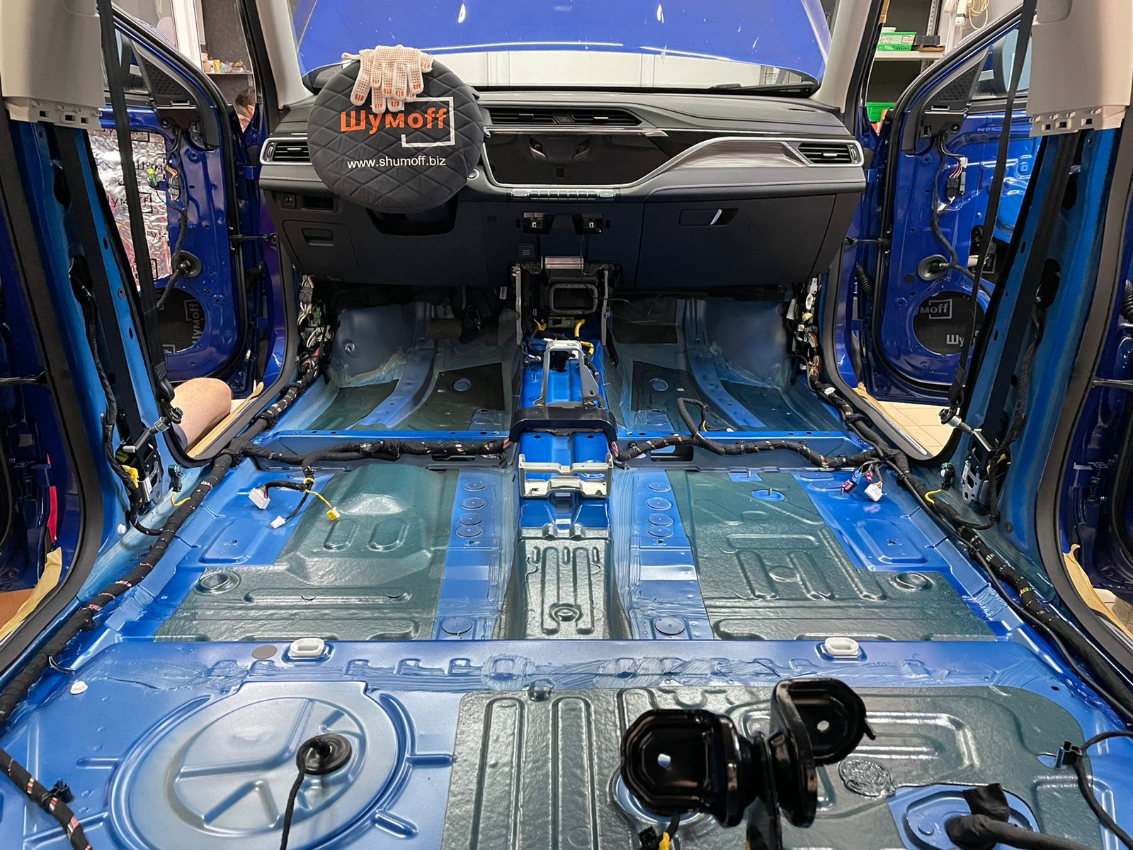 пол салона Geely Atlas Pro